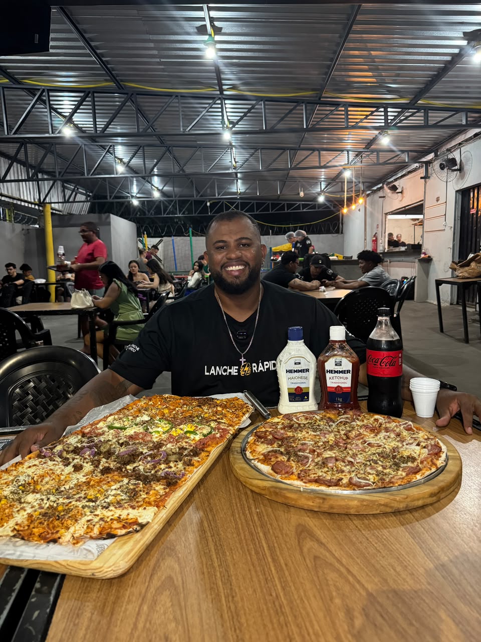 John em uma loja da Lanche Rápido