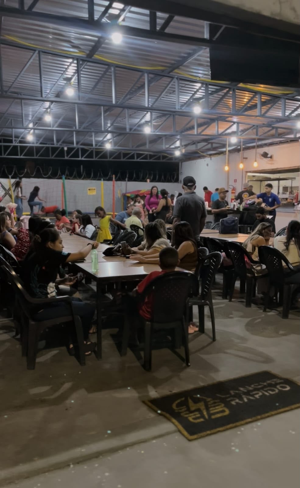 Salão da loja da Lanche Rápido em Caxias com clientes